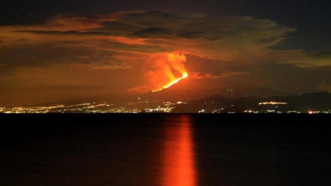 Etan in eruzione vista dalla Calabria
